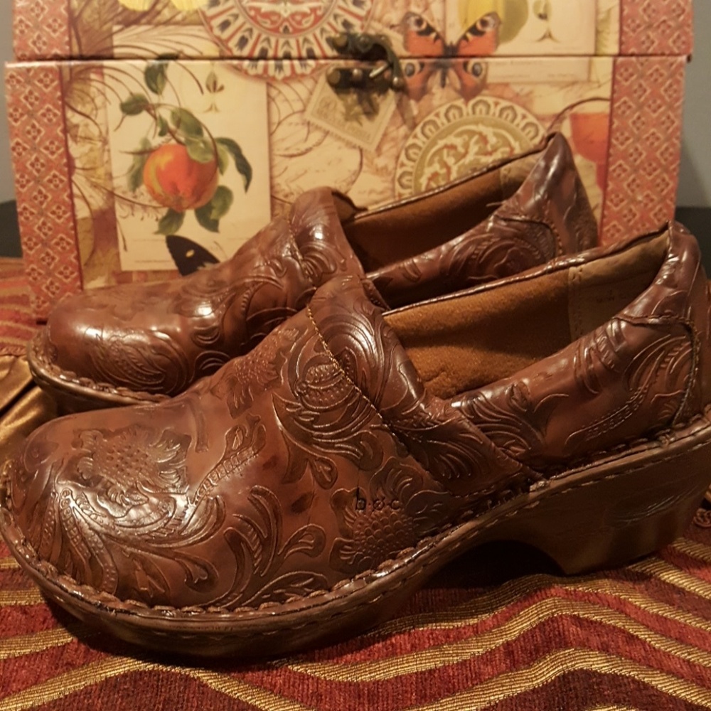 NWOT b.o.c. Clogs